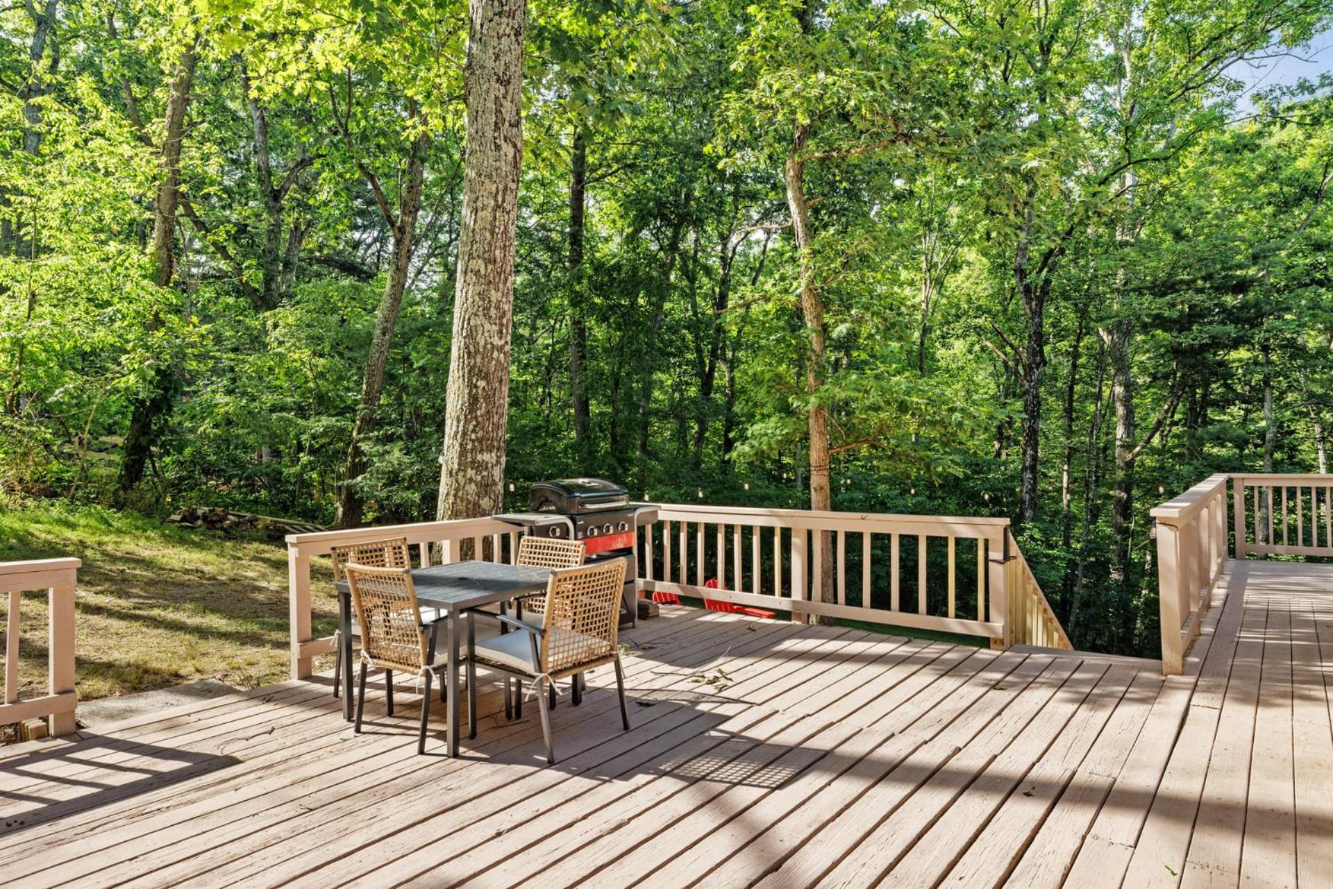 Hot Tub Chalet-Fire Pit Grill Stream & Big Yard Villa Inwood Exterior photo